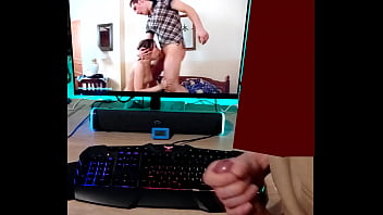 ninfomane fa un bocchino veloce con sborrata in faccia