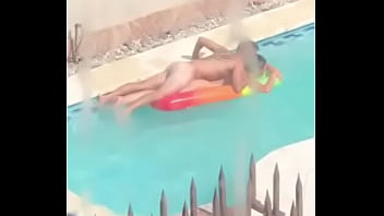 espiando en la piscina