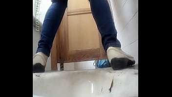 girl pee voyeur