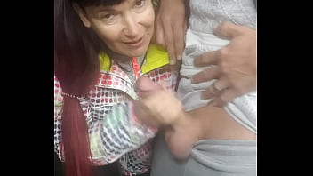 salope branle un cheval qui ejacule