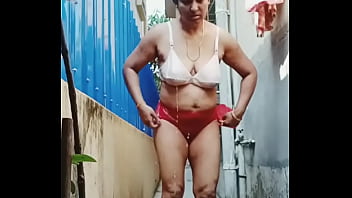 indian desi aunty bathing porn