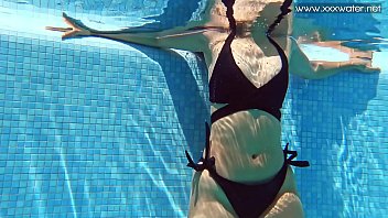 xxxvideo in de pool