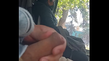 mostrando verga a chica en el bus y me la agarra
