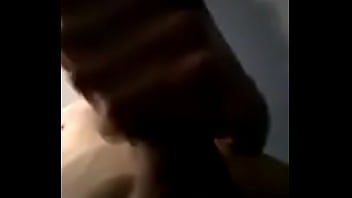 me ducho y me seco en el patio y me ve mi vesina y me la follo