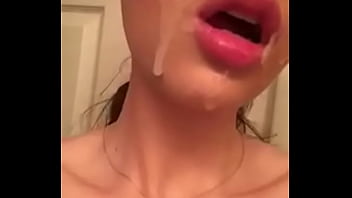 travesti soumis deguise avale mon foutre
