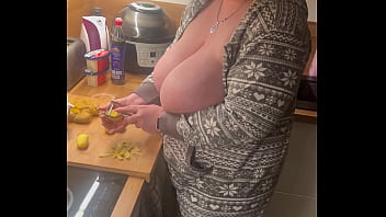 opa fingert die oma in der küche