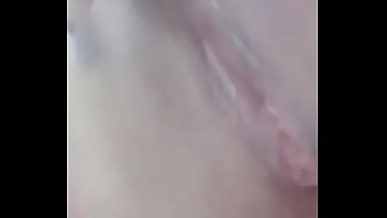 su marido duerme ella cachando