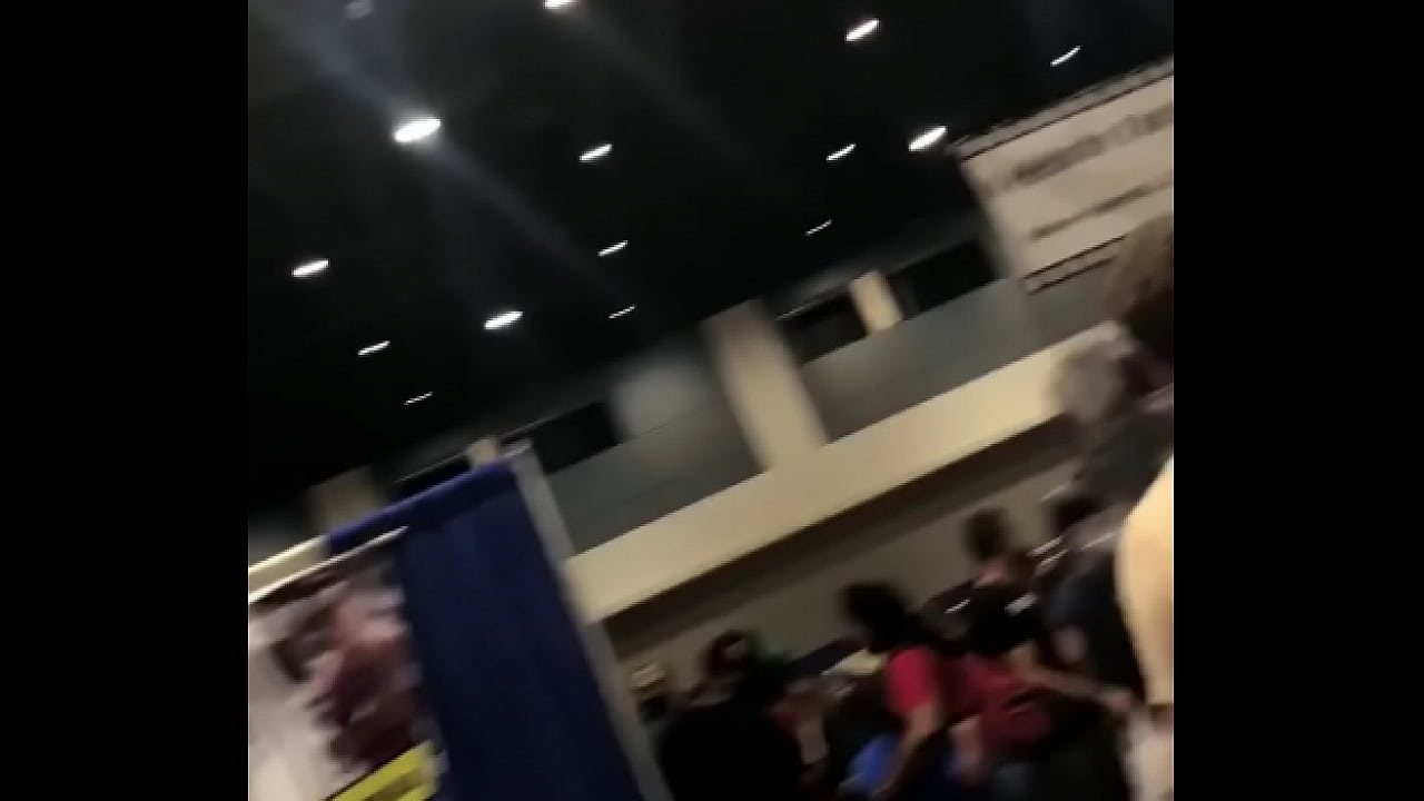 Bulge flash at comicon lol. Check the reaction to the bbc by the white girl  at the end - PORNORAMA.COM