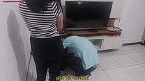 Dona de casa reclama com o técnico que o marido não percebeu sua lingerie nova. Ela coloca e pede a opinião do técnico!