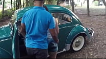 Rolê de Fusca azul com o dotado