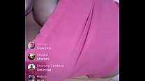 Mostrando os peitos na live