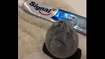 gay sm lope se rentre un plug au dentifrice