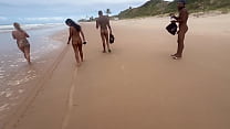 Fui com minha amiga da a bucetinha em uma praia de nudismo para os pirocudos
