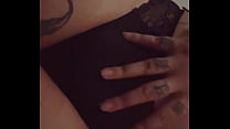 Je me caresse légèrement dans mon string et corset