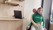 Mi jefe me paga horas extra para que folletos rico en un hotel a escondidas!