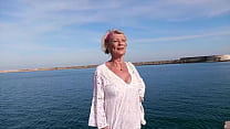 A 70ans, Eva croque deux jeunes lascars !