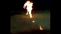Cara pegando fogo cheio de prazer