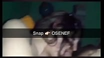 Elle se fait éjaculer sur les cheveux dans un lit