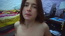 Delicada americana haciendo un blowjob a su novio lo pone muy caliente