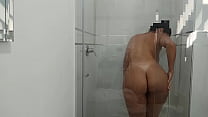 ESPIANDO A MI SUEGRA EN LA DUCHA