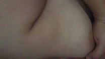 Me levanto de la cama y me masturbo bien rico me dejan caliente