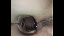 Socando o plug de vidro no cu
