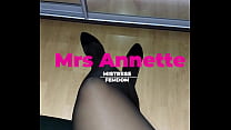 FOOT FETISH WAITING FOR THE GODDESS IN BLACK PANTYHOSE. LET'S WORK WITH YOUR MOUTH.