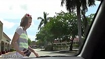 niña pendeja se deja combencer por adulto y sela coje