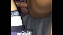 Os caras puxaram a calcinha da minha putinha de lado e meteram sem dó