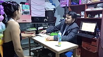 Puta desempleada abre la boca y las piernas para conseguir empleo por encima de las postulantes, el dueño le saco la polla
