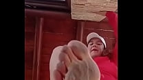 Gina's dirty feet, lame la suciedad de sus pies, perro!