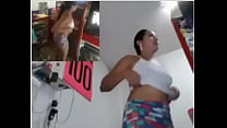 Mientras atiende de baja el calzón y se mete un dildo