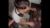 Le chupo el pene a mi amigo bisexual y me folla mientras juego league of legends( terminamos en la cama / porno gay peruano)