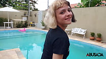 A safada mostrou tudo na piscina
