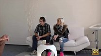 HUNT4K. Le jeune n'est pas contre le sexe de sa petite amie et de son voisin