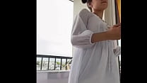 jovencita en traje blanco