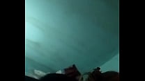 mi pareja sentada en mi por la mañana ante de grabar algunas escenas y webcam