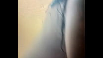 Se masturba antes de ducharse metiéndose cosas en la vagina