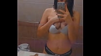 una chica mexicana mostrando sus atributos