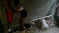 NOVINHA DE SHORTINHO DA FAVELA NO RIO DE JANEIRO FUDENDO NA CASA ABANDONADA