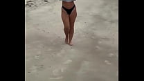 Minha vizinha na praia exibindo seus lindos peitos