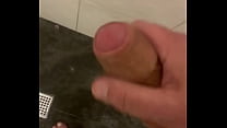 Gozando gostoso no banho no sábado à tarde