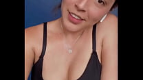 Le brincan las tetas
