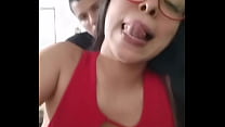 Mi esposa llamándome y yo estoy aquí ocupado con su hermana en la habitación.