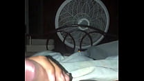 Me masturbo en el cuarto mientras no hay nadie en casa