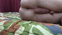 Arregaçando o cuzinho com a mão