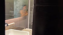Mi hermanastra caliente me deja follar su culo en la ducha. CUM IN MOUTH.