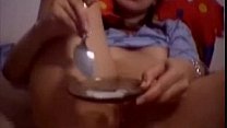Se traga sus propios jugos vaginales esta sucia y puta jovencita
