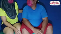 The horny milf next door asked to be fucked. I initially used a condom. Finally, I took it off and cum inside her pussy.Jago jilmek