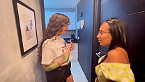 Transexual y dos chicas follan una muñeca sexual tantaly